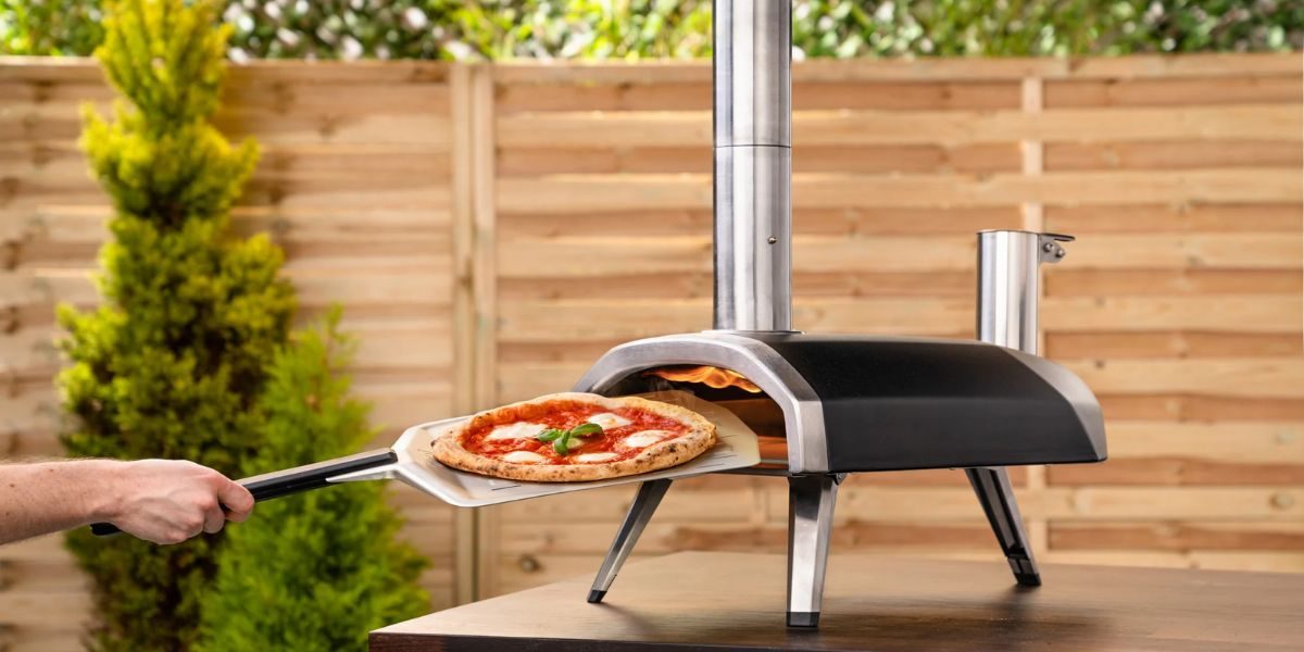 Dit is een foto waarop je de beste houtgestookte pizza oven ziet: De Ooni Fyra 12